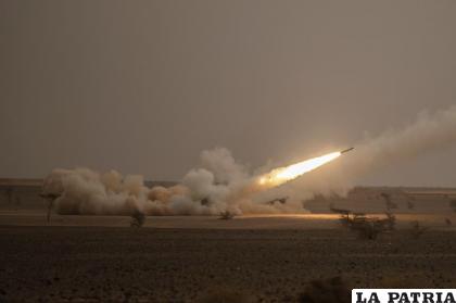Un lanzacohetes del Sistema de Cohetes de Artillería de Gran Movilidad (HIMARS) dispara un proyectil en el ejercicio militar /AP Foto /Mosa’ab Elshamy, Archivo