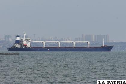 El carguero Razoni sale de puerto en Odesa, Ucrania /AP Foto/Michael Shtekel