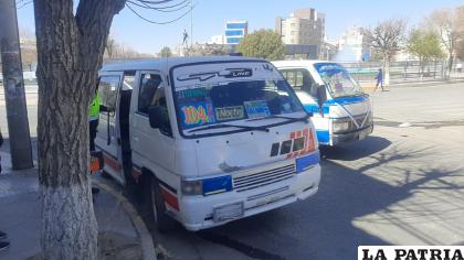 El minibús fue remolcado por la Policía / LA PATRIA

