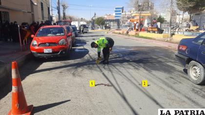Manchas hemáticas de la víctima en la escena del accidente / LA PATRIA
