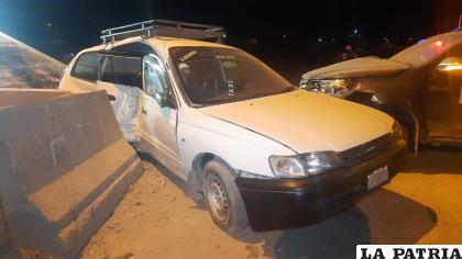 El taxi fue colisionado por la camioneta y también chocó contra el separador de vía /LA PATRIA