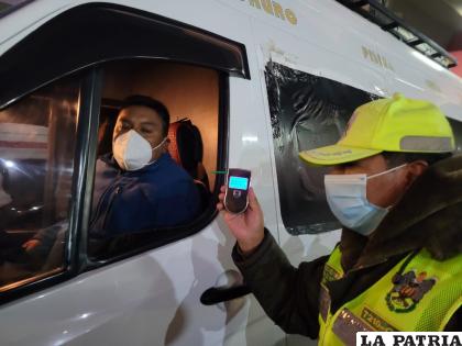 Efectivos policiales toman la prueba de alcotest a los conductores / Tránsito