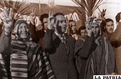 Víctor Paz Estenssoro al lado de campesinos con la “V” de la victoria del MNR en 1953 /URGENTE.BO