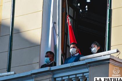 Iza de las banderas en la Casa Consistorial /LA PATRIA