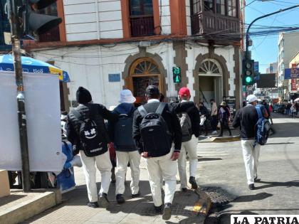 Las calles nuevamente se ven repletos de escolares /LA PATRIA
