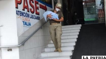 La sargento Ávila con el bebé que rescató 
/Policía Boliviana