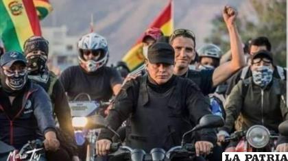 Yassir Molina, en motocicleta, junto a varios integrantes de la RJC /Archivo RR.SS.
