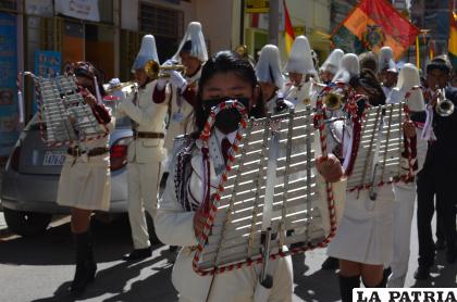  Jóvenes y señoritas, a su estilo, demostraron su amor por Bolivia 
