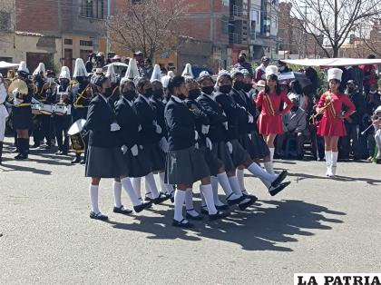 Señoritas estudiantes marchando al son de las bandas
