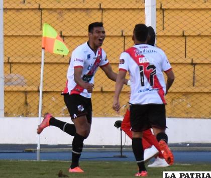 Jorge Andia en el epílogo del partido anotó el gol de triunfo para Nacional Potosí /APG