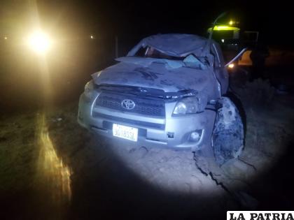 El carro terminó con daños materiales en su estructura /Policía
