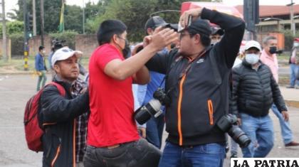 Un militante del MAS golpea al fotoperiodista Ibáñez Parada /EL DEBER