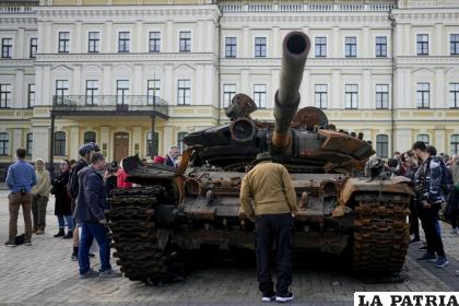 Un hombre observa un taque ruso destruido, colocado en el centro de Kiev, Ucrania, como símbolo de la guerra /AP