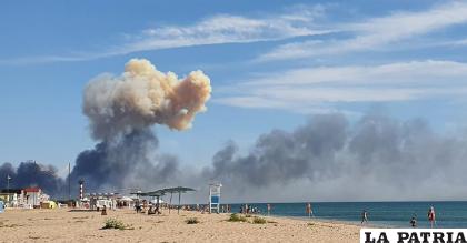 Nubes de humo se observan desde una playa en Saky luego de que se escucharon unas explosiones desde una base aérea rusa /AP