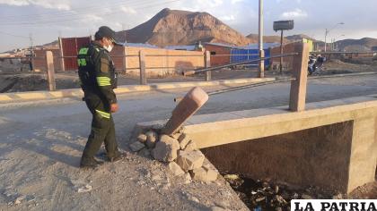 Uno de los postes del puente fue dañado /LA PATRIA