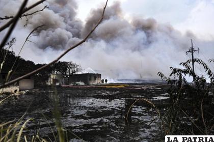 El humo continúa saliendo de un incendio mortal de varios días en una gran instalación de almacenamiento de petróleo /Yamil Lage, Pool Foto, vía AP