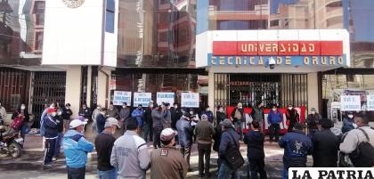 Trabajadores de la UTO movilizados en puertas del edificio de Rectorado, no hubo atención administrativa /LA PATRIA 