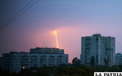 La trayectoria de un cohete ruso lanzado desde la región de Belgorod puede apreciarse al amanecer del jueves /AP Foto /Vadim Belikov