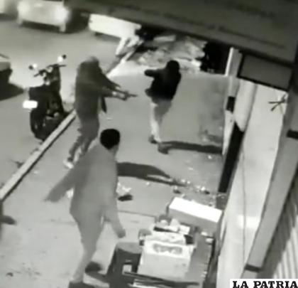 Momento en el que dispara el principal autor y asesina al guardia /Captura de video
