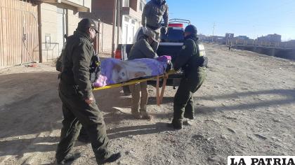 El cadáver es llevado a la morgue del cementerio /LA PATRIA