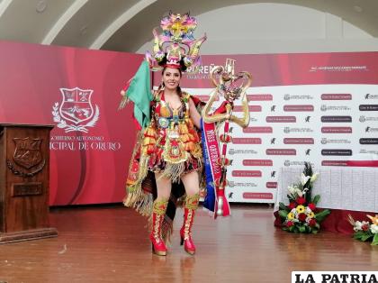 Miss Oruro Romina Jacobs luce su traje típico /LA PATRIA