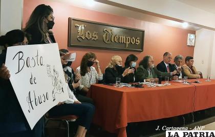 Directivos de Los Tiempos, en la conferencia de prensa 
/Jenny Cartagena - ANP
