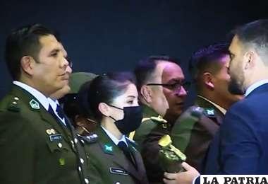 El mayor recibe el “Premio a la Excelencia Policial” / Captura Unitel

