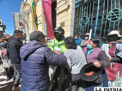 Enfrentamientos entre comerciantes y vecinos de “Las Lomas” /la patria
