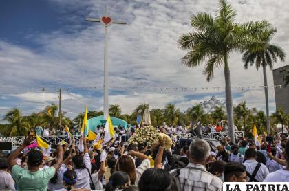 Cientos de fieles participan en una procesión a la catedral de Managua, Nicaragua /AP Foto