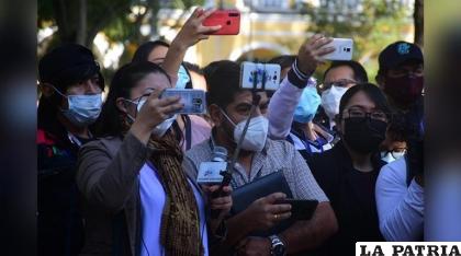 Un grupo de periodistas en una cobertura diaria /LOS TIEMPOS