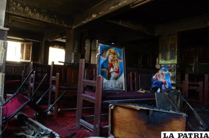 Muebles quemados luego de un incendio dentro de la iglesia copta en El Cairo /Foto AP /Tarek Wajeh