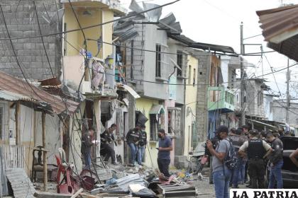La policía revisa el lugar de una explosión en el barrio de Cristo del Consuelo, en Guayaquil, Ecuador /AP Foto /Magdalena Moreira