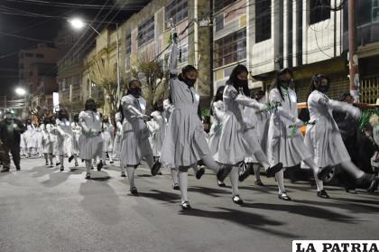 Señoritas del Liceo “Oruro” rindieron homenaje a los 70 años de su colegio