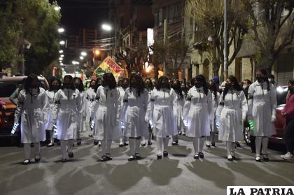 Estudiantes llevando el representativo guardapolvo blanco