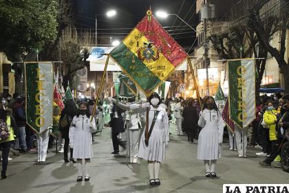 Con mucho orgullo portaron los emblemas nacionales