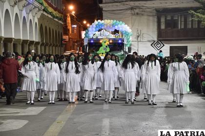 Mucha gente fue a ver el desfile de este colegio prestigioso