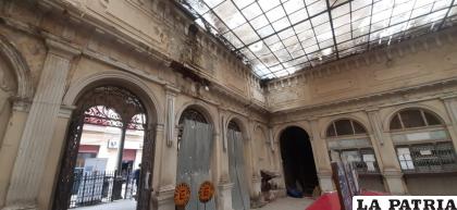 El deterioro del edificio de “Correos” es evidente desde exteriores /LA PATRIA