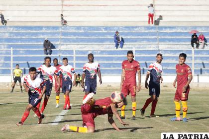 Un buen partido que colmó las expectativas de los aficionados en Challapata /LA PATRIA