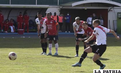 Antes del gol, el “rancho guitarra” tuvo la ocasión de anotar mediante un penal /APG