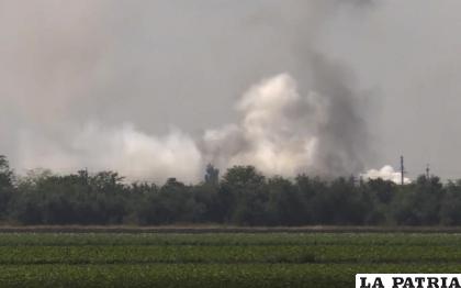 El humo se eleva en el lugar de una explosión en un almacén de municiones del ejército ruso en Crimea /Televisión Rusa RU-RTR vía AP