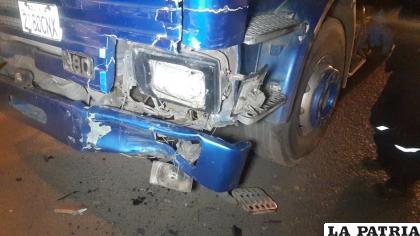 El minibús ocasionó el destrozo del parachoques del camión /  LA PATRIA