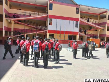 Hasta ayer seguía vigente el horario de invierno con tolerancia de media hora/ LA PATRIA