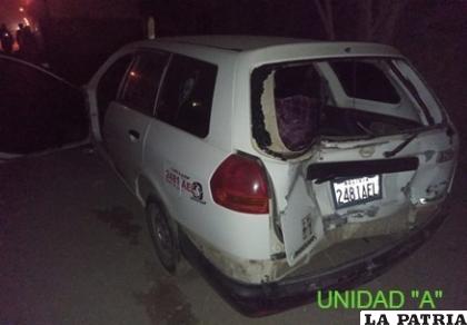La vagoneta quedó sin vidrio de la parte trasera por el impacto /Policía 
