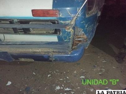 EL minibús sufrió daños en la parte delantera /Policía  
