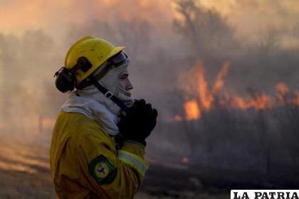 Un bombero se toma un descanso durante el combate a las llamas /AP Foto/Natacha Pisarenko