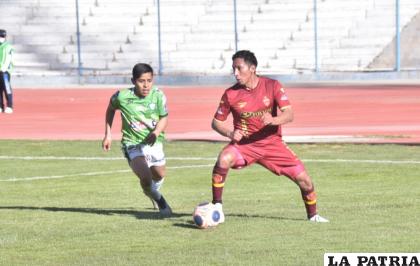 Kevin Fernández con el balón, gran baluarte en el cuadro de CDT Real Oruro /LA PATRIA