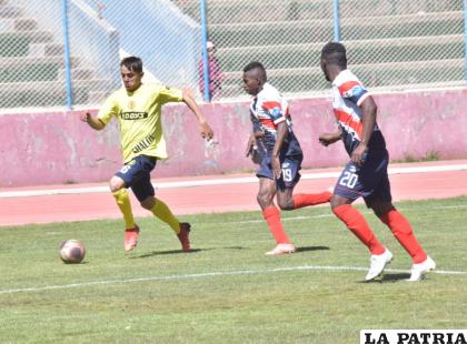 Diego Cuellar jugador de Shalon avanza con el balón dominado
/LA PATRIA
