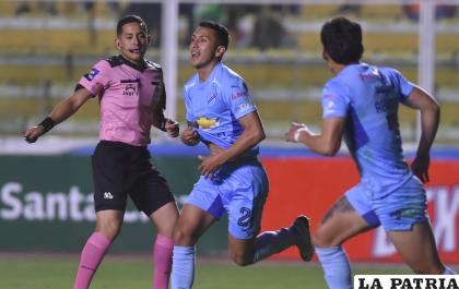 Roberto Fernández en los descuentos marcó el gol del triunfo de Bolívar /APG