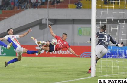 El â€œaviadorâ€ golea y recupera la confianza de su hinchada
/APG
