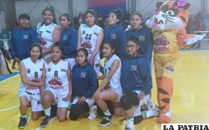 Integrantes del equipo de Uriona luego del triunfo de anoche 
/LA PATRIA